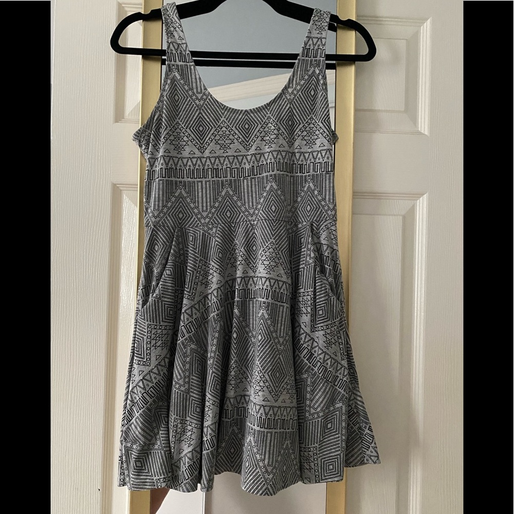 Petite dress with geometric shapes and pockets - worn 5x; great for the beach